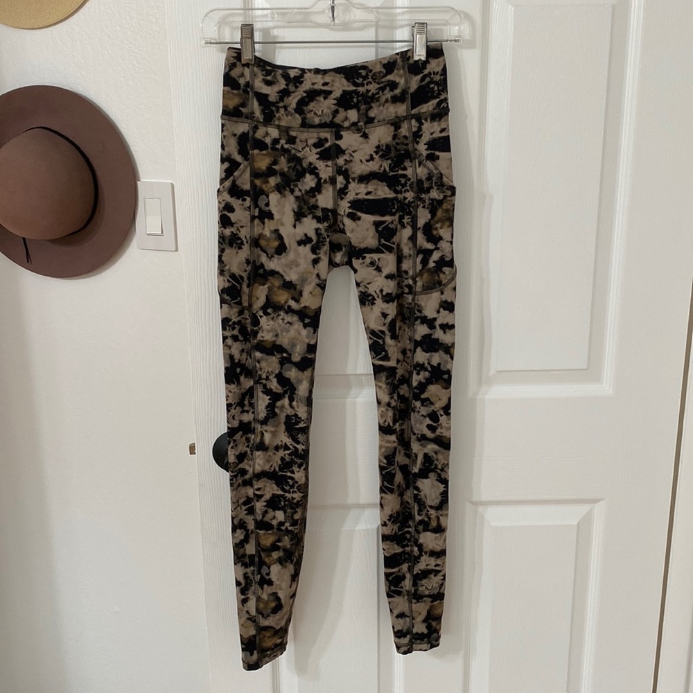 Lululemon leggings size 4. 28 inches in length. Great condition